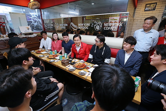 황교안 자유한국당 대표가 지난달 24일 서울 동작구 노량진의 한 식당에서 공무원 시험 준비생과 취업준비생들과 함께 치킨을 먹으며 이야기를 하고 있다. 자유한국당 누리집 갈무리