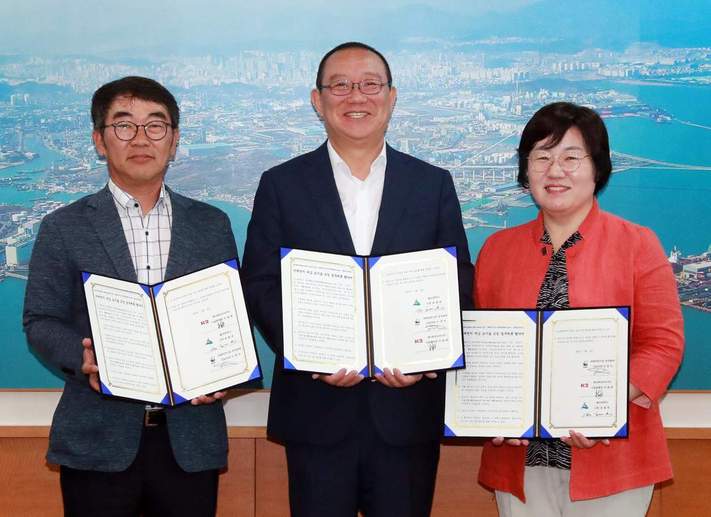 울산시는 4일 케이투코리아㈜, 세계자연기금 한국본부(WWF-Korea) 등과 '미세먼지 저감 도시 숲 조성' 업무협약을 체결했다. 왼쪽부터 지철종 케이투코리아 사업본부장, 송철호 울산시장, 이정미 세계자연기금 한국본부 선임국장 울산시 제공