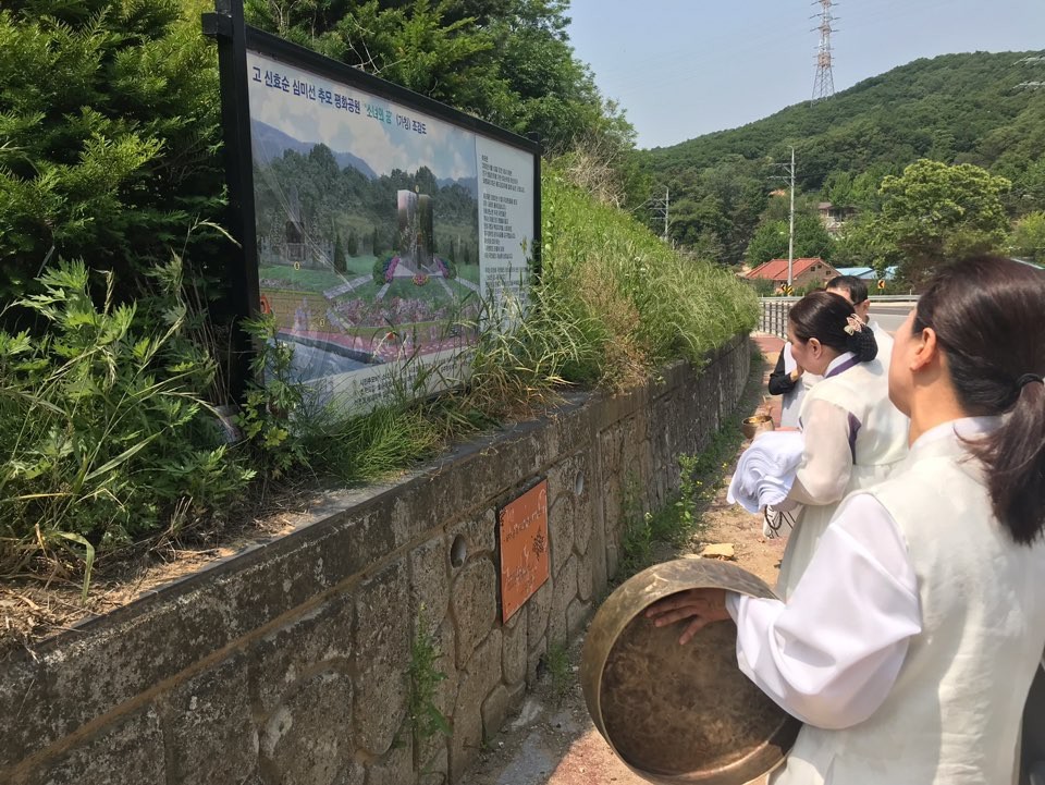 2002년 당시 중학생이던 심미선·신효순양이 미군 장갑차에 치여 숨진 경기 양주시 광적면 사고 현장에서 미군 추모비 이전식이 열리고 있다.