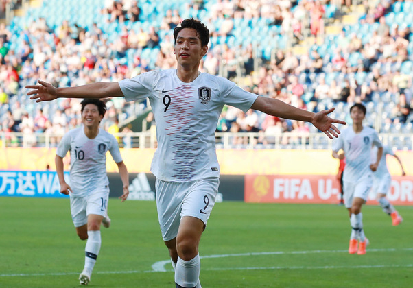 한국의 오세훈이 5일 오전(한국시각) 폴란드의 루블린 경기장에서 열린 일본과의 2019 국제축구연맹(FIFA) 20살 이하(U-20) 월드컵 16강전에서 후반 39분 헤딩 결승골을 넣은 뒤 세리머니를 하고 있다. 루블린/연합뉴스