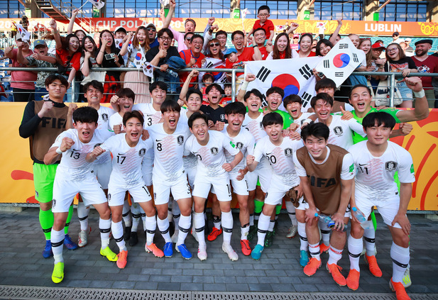 8강에 오른 한국 선수들이 관중석의 한국 응원단과 함께 승리를 만끽하며 기념촬영을 하고 있다. 루블린/연합뉴스