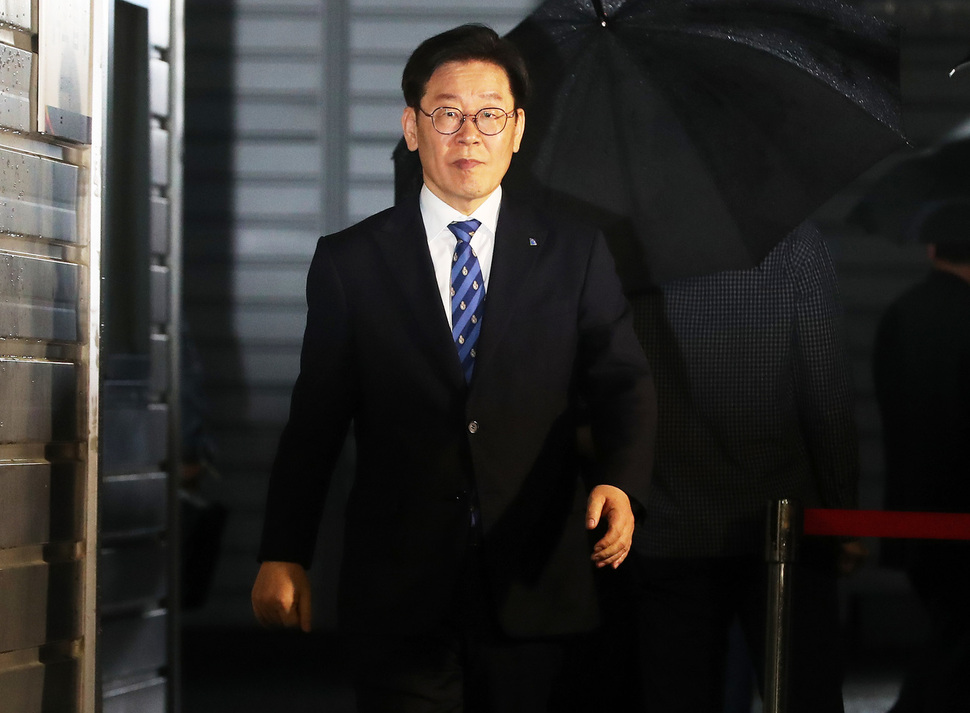 이재명 경기지사가 지난 4월25일 수원지방법원 성남지원에서 열린 결심공판을 마치고 나오고 있다. 연합뉴스
