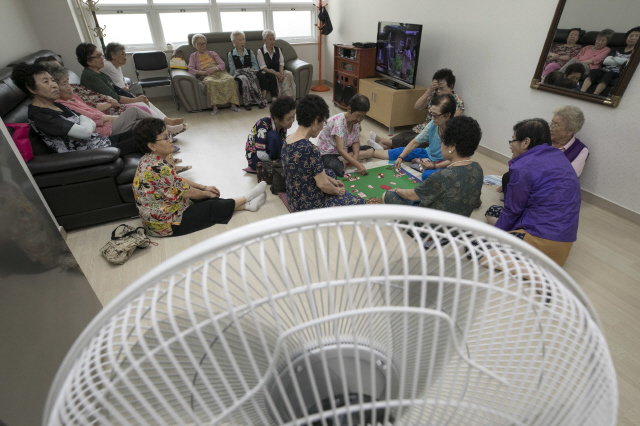 전국 대부분 지역에 폭염경보가 발효된 지난해 8월2일 오후 서울 노원구 중계주공3단지경로당에서 어르신들이 더위를 피해 모여있다. 김성광 기자 flysg2@hani.co.kr