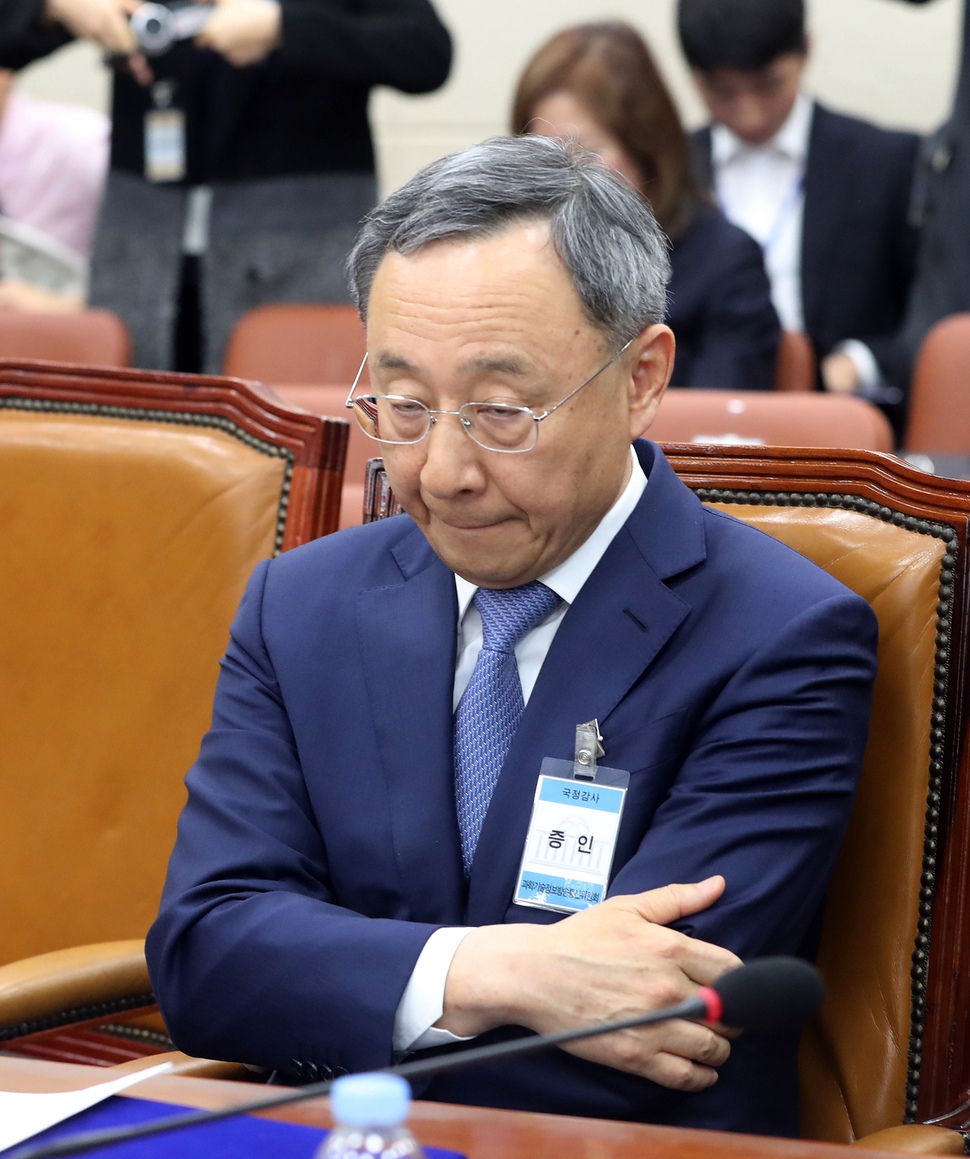 황창규 KT 회장이 17일 오전 국회 과학기술정보방송통신위원회가 국회에서 개최한 ''KT 아현지사 화재 청문회에 참석해 굳은 표정을 하고 있다. 김경호 선임기자 jijae@hani.co.kr