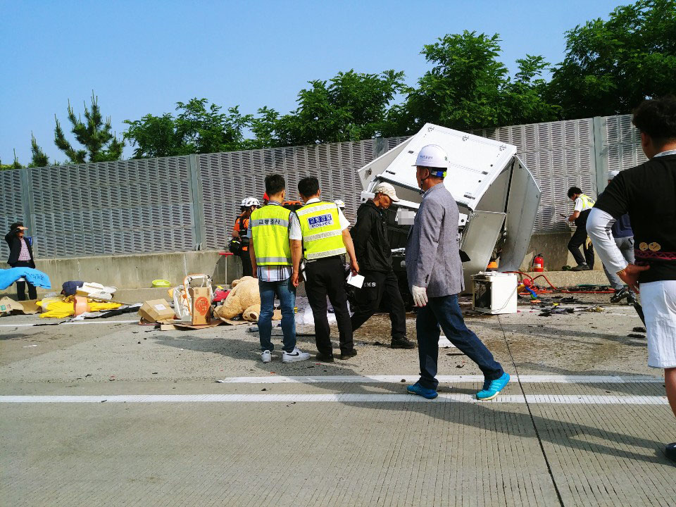 4일 오전 7시 34분께 충남 공주시 우성면 당진-대전고속도로 당진 방향 65㎞ 부근에서 소형 화물차와 승용차가 추돌했다. 경찰이 사고 현장을 수습하고 있다. 연합뉴스