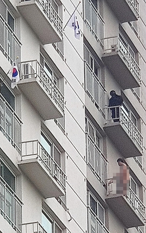 6일 오전 7시께 경기도 의정부시의 한 아파트 12층 베란다에서 50대 남성이 알몸 상태로 자살 소동을 벌이고 있다. 연합뉴스