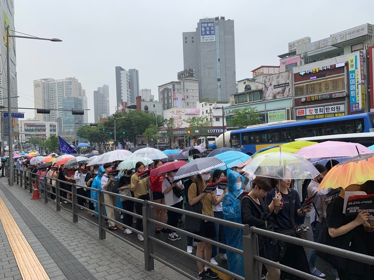 6일 오후 4시께 성신여대 학생들이 ㄱ교수 재임용 취소를 요구하며 행진하고 있다.