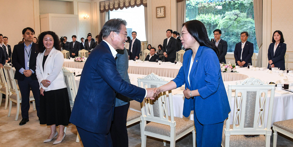 문재인 대통령이 7일 낮 청와대에서 열린 ‘국민께 힘이 되는 일 잘하는 공무원’ 초청 오찬장에 들어서며 유럽연합(EU) 이사회가 한국을 의약품 관련 제조·품질관리기준(GMP) 서면확인 면제국가인 화이트 리스트에 올리는 데 역할을 한 최희정 식품의약품안전처 의약품 품질과 사무관과 인사하고 있다. 청와대사진기자단