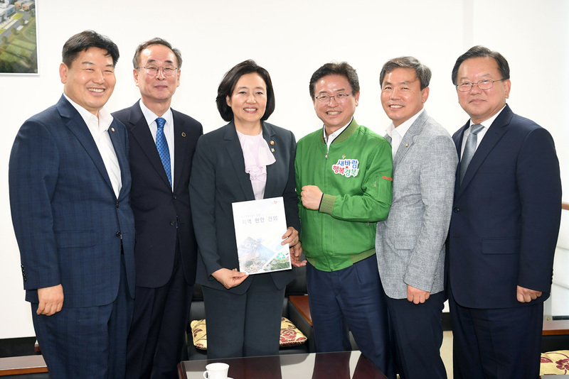 지난 5일 경북 구미시 종합비즈니스센터에서 홍의락 국회의원, 장세용 구미시장, 박영선 중소벤처기업부 장관, 이철우 경북도지사, 김현권 국회의원, 김부겸 국회의원(왼쪽부터)이 지역 경제 현안을 논의한 뒤 함께 기념사진을 찍고 있다. 구미시 제공