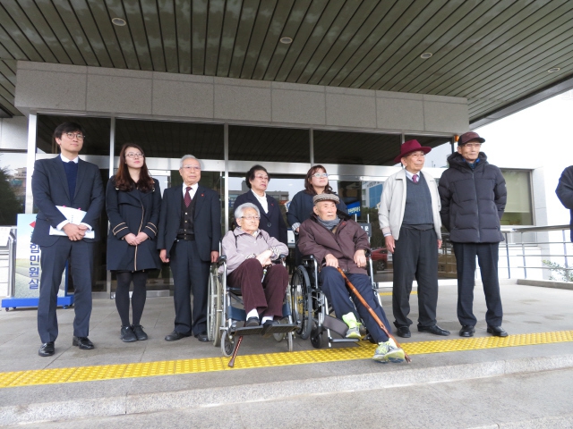 지난해 3월19일 제주 4·3 재심 청구 사건의 2회 심문기일에 출석하기 위해 제주지방법원을 찾은 변호사와 수형인들. 맨 왼쪽이 임재성 변호사.  <한겨레> 자료사진