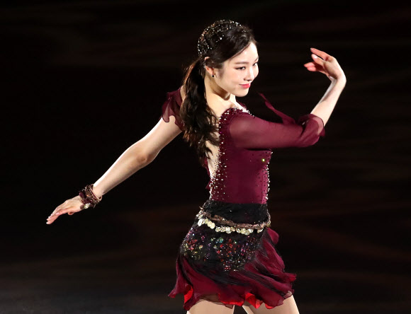 김연아가 6일 오후 서울 송파구 올림픽공원 KSPO돔에서 열린 올댓스케이트 2019 아이스쇼에서 새 갈라 프로그램 ‘‘다크아이즈(Variations on Dark Eyes)‘‘를 선보이고 있다. 2019.6.6 연합뉴스
