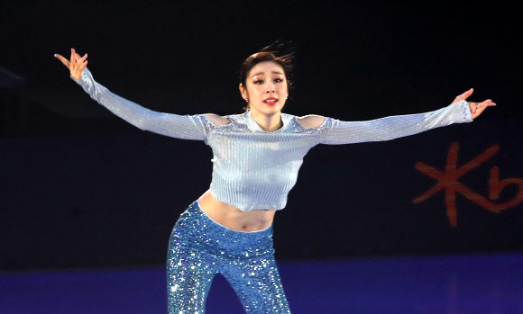 김연아가 6일 오후 서울 송파구 올림픽공원 KSPO돔에서 열린 올댓스케이트 2019 아이스쇼에서 새 갈라 프로그램 ‘‘이슈(Issues)‘‘를 선보이고 있다. 2019.6.6 연합뉴스