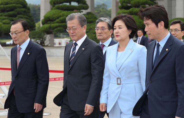 9일 오후 문재인 대통령과 부인 김정숙 여사가 성남 서울공항에서 핀란드, 노르웨이, 스웨덴 등 북유럽 3개국 국빈 방문을 위해 출국하기에 앞서 환송 나온 이해찬 더불어민주당 대표, 이인영 원내대표와 함께 전용기로 향하고 있다. 청와대사진기자단