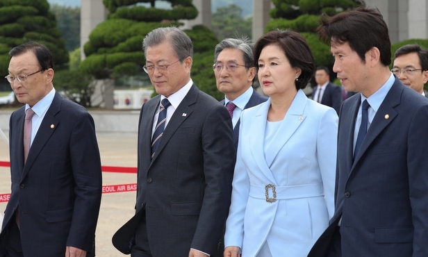 문 대통령, 문희상 국회의장에게 “조속한 국회정상화” 당부