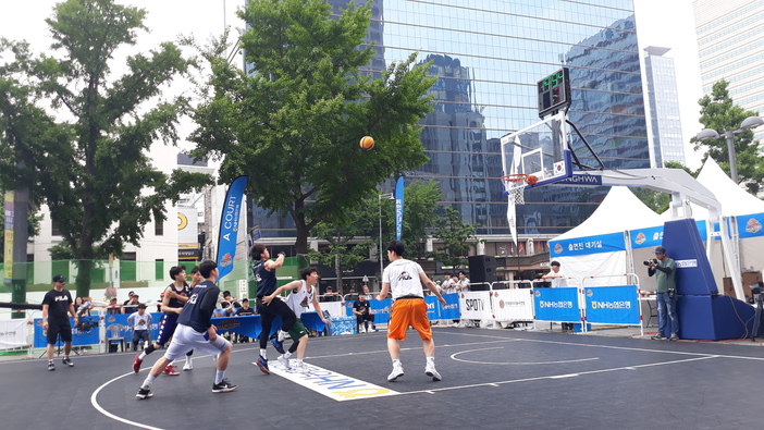 9일 서울 세종로 한국프레스센터 앞 서울마당에서 ‘제1회 NH농협은행 3×3 농구대회’가 열리고 있다. 김경무 선임기자