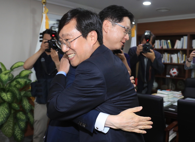 10일 오전 경남도청 도지사실에서 만난 김경수 경남도지사와 양정철 민주연구원장이 끌어안으며 인사하고 있다.