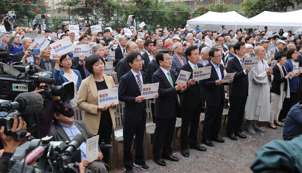 10일 오전 서울 용산구 민주인권기념관(옛 남영동 대공분실)에서 열린 제32주년 6·10민주항쟁 기념식에서 참석자들이 광야에서를 제창하고 있다. 백소아 기자