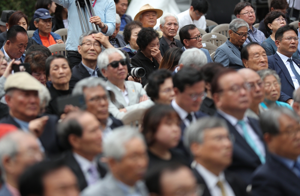 이한열 열사의 어머니 배은심씨가 10일 오전 서울 용산구 민주인권기념관(옛 남영동 대공분실)에서 열린 제32주년 6·10민주항쟁 기념식에서 뒷자리에 앉아 얼굴을 매만지고 있다.