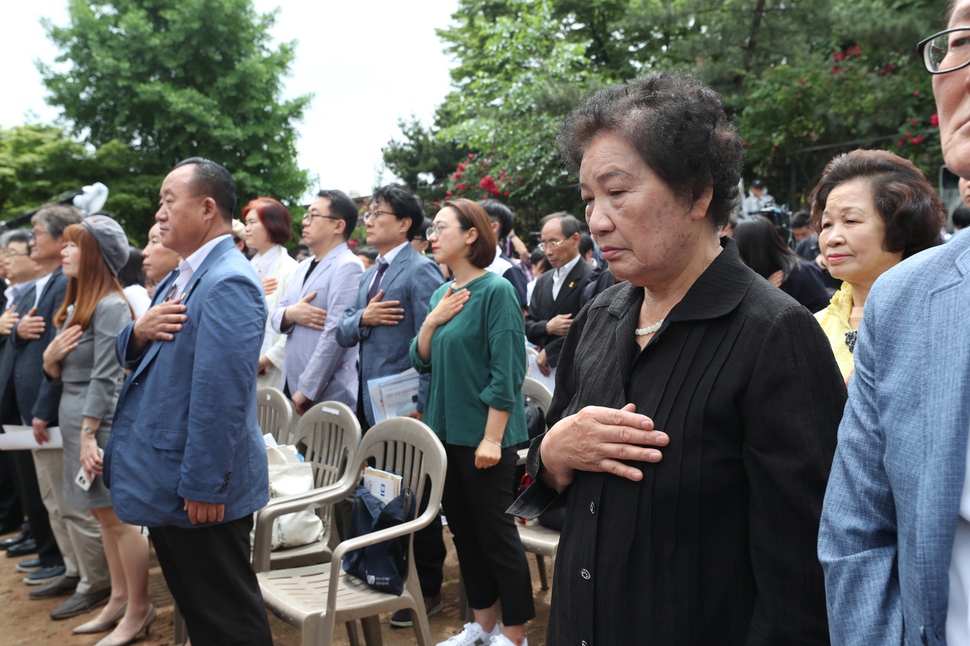 이한열 열사의 어머니 배은심씨가 10일 오전 서울 용산구 민주인권기념관(옛 남영동 대공분실)에서 열린 제32주년 6·10민주항쟁 기념식에서 국기에 대한 경례를 하고 있다.