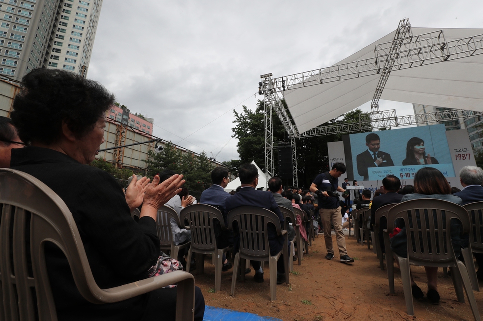 이한열 열사의 어머니 배은심씨가 10일 오전 서울 용산구 민주인권기념관(옛 남영동 대공분실)에서 열린 제32주년 6·10민주항쟁 기념식에서 뒷자리에 앉아 사회자를 향해 박수를 치고 있다.