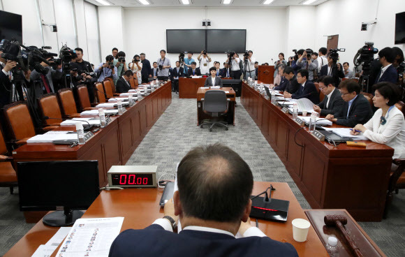 10일 국회에서 제12차 사법개혁 특별위원회 전체회의가 열리고 있다. 자유한국당은 "일방적 회의 강행"이라며 불참했다. 연합뉴스