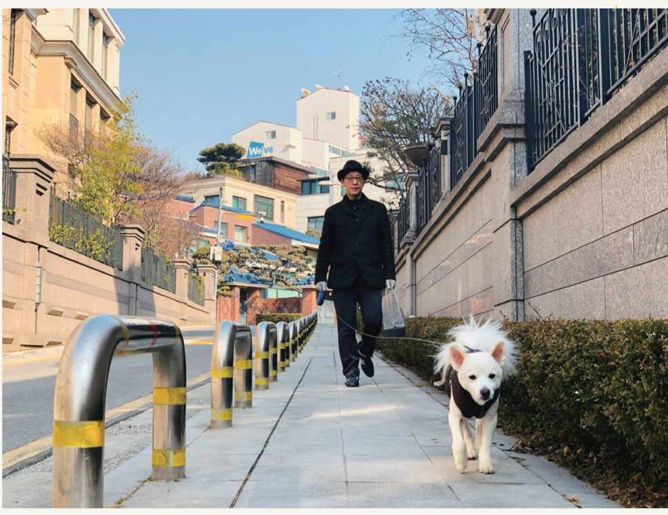 반려견 해피와 동네 산책 중인 김은수 한화갤러리아 대표. 새녘출판사 제공