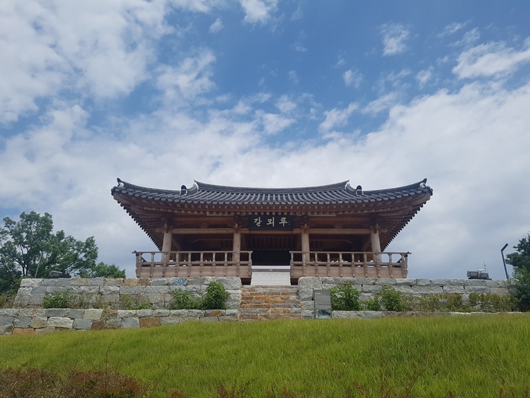 구미시 신평동 신기초등학교 서쪽 언덕에 있는 정자 ‘갈뫼루’ 전경.