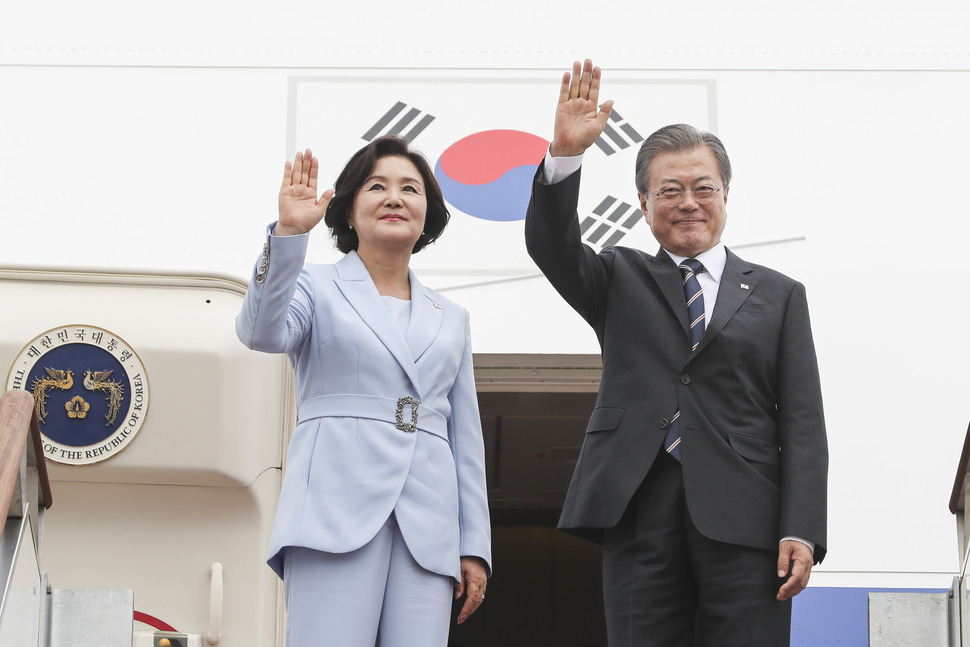 문 대통령 내외, 공군 1호기 탑승 전 인사 (성남=연합뉴스) 한상균 기자 = 문재인 대통령과 김정숙 여사가 9일 오후 서울공항에서 환송인사들에게 인사하고 있다. 문 대통령은 6박 8일 일정으로 핀란드·노르웨이·스웨덴 등 북유럽 3국을 국빈방문 한다. 연합뉴스