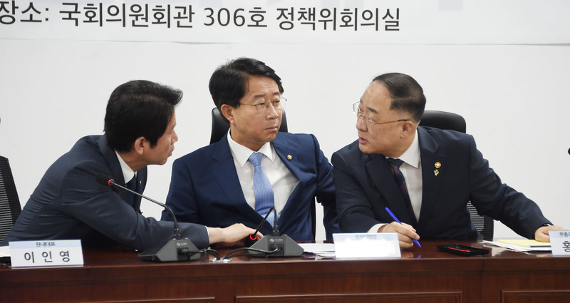 홍남기 부총리 겸 기획재정부 장관이 11일 여의도 국회 의원회관에서 열린 더불어민주당과의 ‘가업상속 지원세제 개편방안’ 당정 협의에 참석해 이인영 원내대표, 조정식 정책위의장과 대화하고 하고 있다. 기획재정부 제공