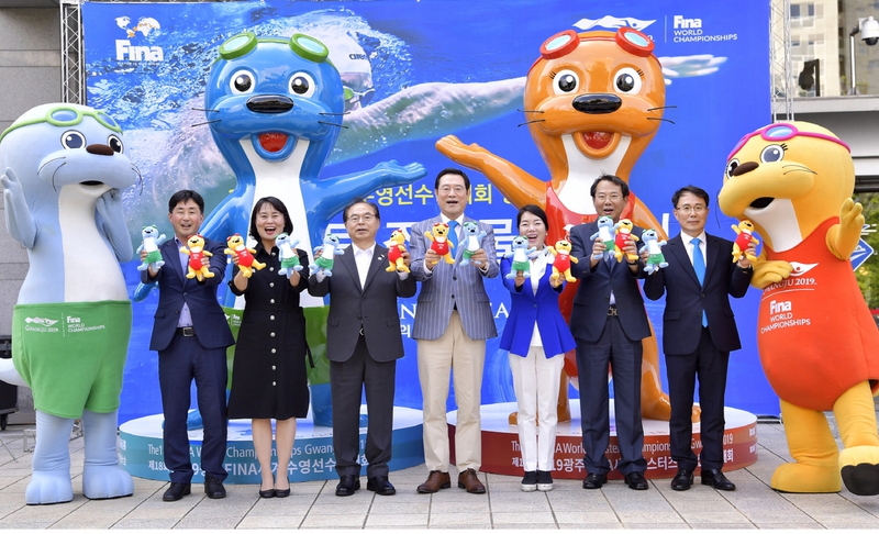이용섭(가운데) 2019 광주세계수영선수권대회 조직위원장이 지난 10일 부산시청 앞 시민광장에서 오거돈 부산시장과 함께 ‘수리·달이’ 조형물 제막식을 하고 있다. 광주수영대회 조직위 제공