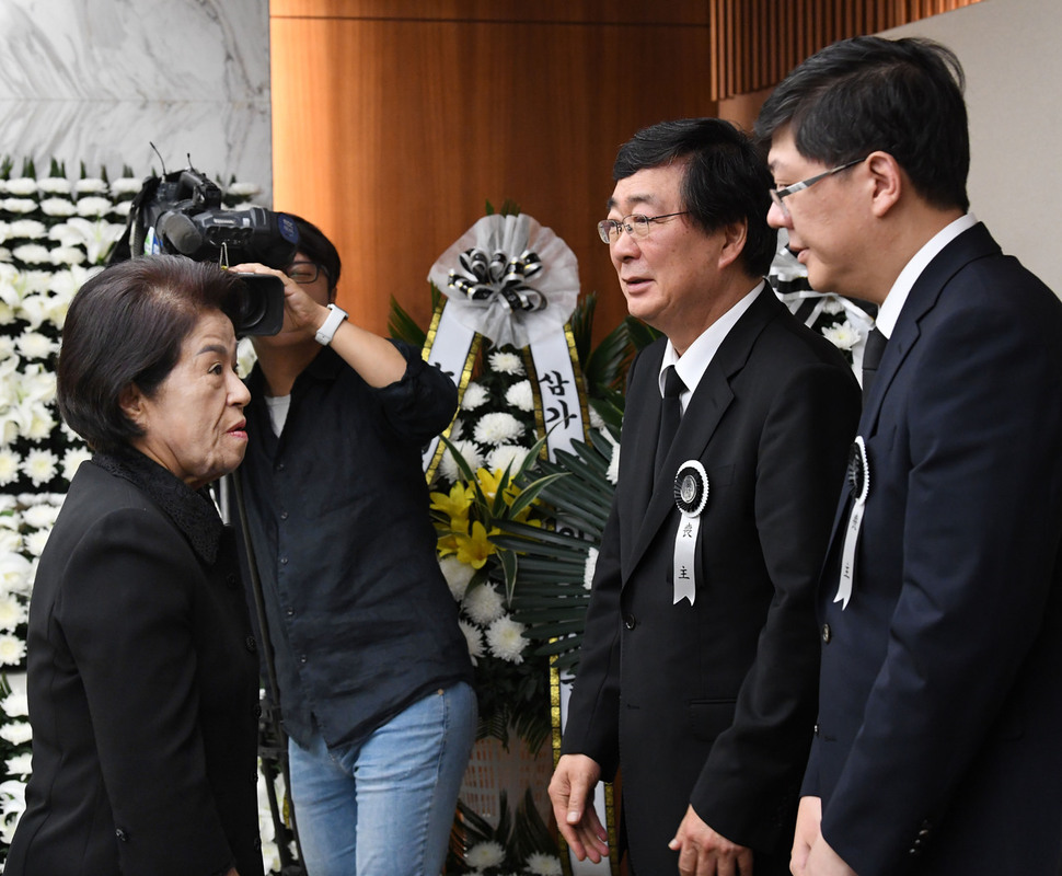 전두환 씨의 부인 이순자씨가 11일 오전 서울 신촌 세브란스장례식장에 마련된 고 이희호 김대중평화센터 이사장의 빈소를 찾아 유족들과 인사하 있다. 공동취재사진