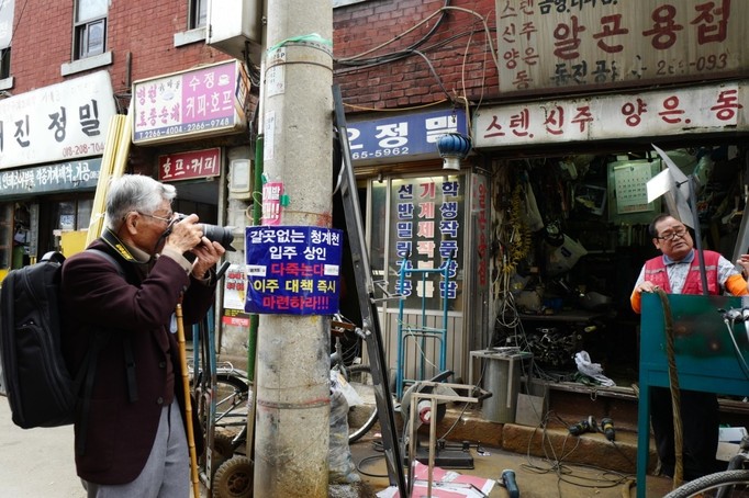 ‘청계천 빈민의 성자’ 노무라 모토유키 목사가 11일 오후 서울 청계천 공구상가를 둘러보며 사진을 찍고 있다. 빈민운동가 최인기씨 제공