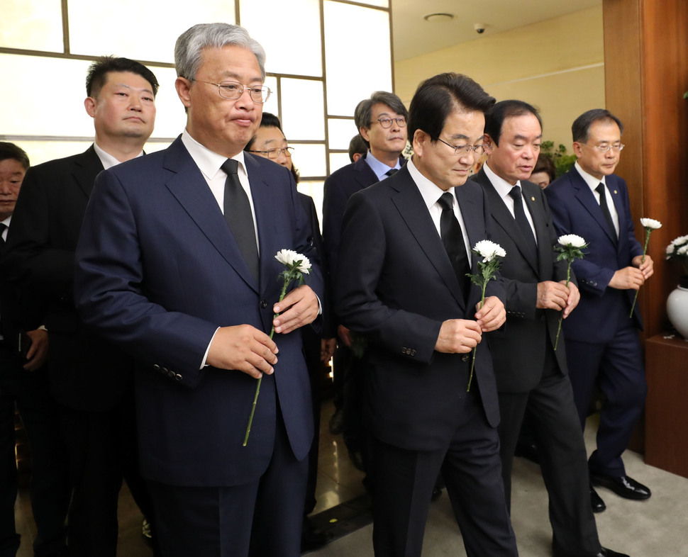 정동영 민주평화당 대표를 비롯한 당 지도부가 12일 오전 서울 서대문구 신촌세브란스 장례식장에 마련된 고 이희호 김대중평화센터 이사장의 빈소에서 조문을 하고 있다. 공동취재사진