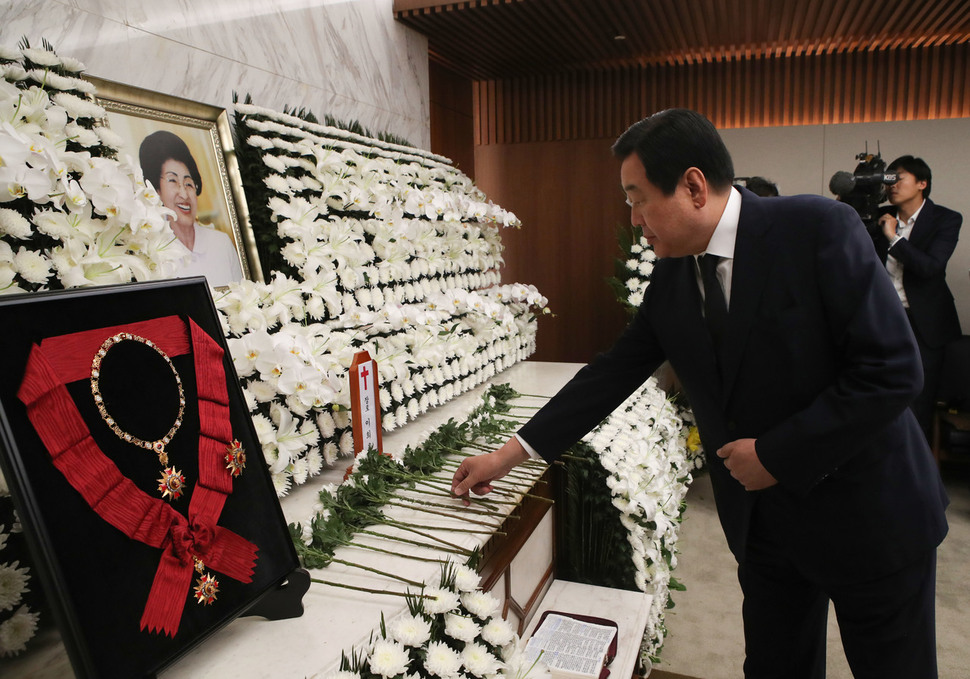 김무성 자유한국당 의원이 12일 오후 고 이희호 김대중평화센터 이사장의 빈소가 마련된 서울 서대문구 신촌 세브란스병원 장례식장을 찾아 조문을 하고 있다. 공동취재사진
