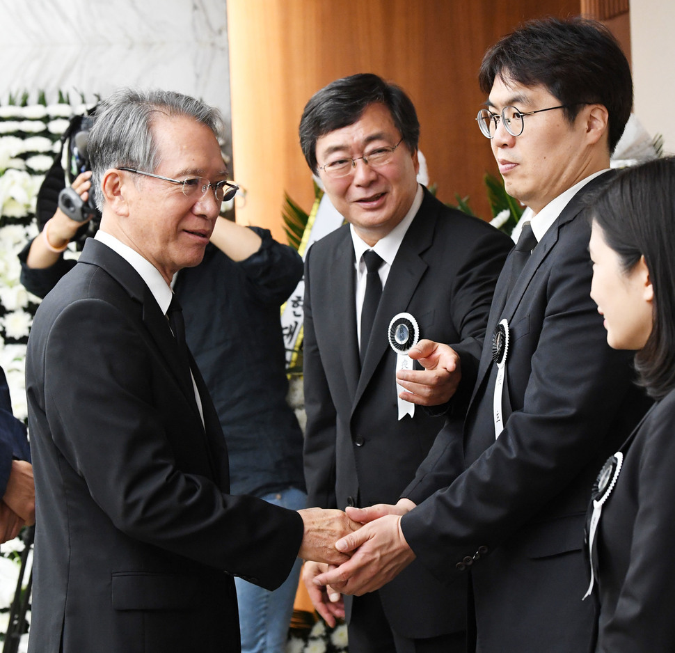 김형오 전 국회의장이 11일 오전 서울 서대문구 신촌세브란스장례식장에 마련된 고 이희호 김대중평화센터 이사장의  빈소를 찾아 조문하고 있다. 공동취재사진