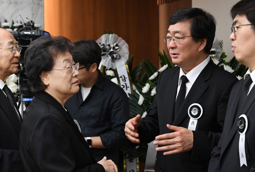 장상 전 총리서리가 11일 오전 서울 신촌 세브란스병원 장례식장에 마련된 고 이희호 김대중평화센터 이사장의 빈소를 찾아 조문하고 있다. 공동취재사진
