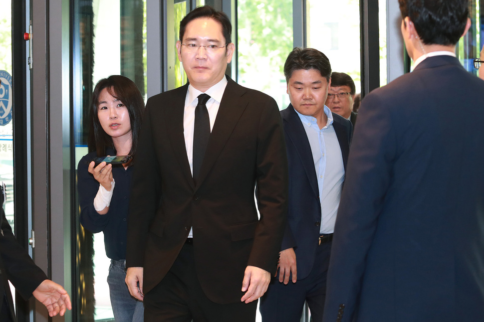 이재용 삼성전자 부회장이 12일 서울 서대문구 신촌세브란스병원 장례식장에 마련된 고 이희호 김대중평화센터 이사장의 빈소를 찾아 조문하고 있다. 공동취재사진