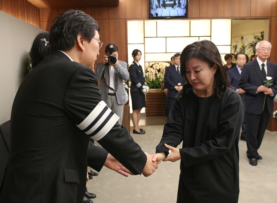 배우 오정해가 12일 오후 이희호 김대중평화센터 이사장의 빈소가 마련된 서울 서대문구 신촌 세브란스병원 장례식장을 찾아 조문을 하고 있다. 공동취재사진