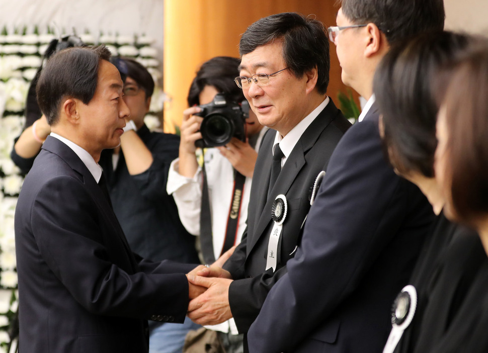 고 김영삼 전 대통령 아들 김현철씨가 12일 오전 서울 서대문구 신촌세브란스 장례식장에 마련된 고 이희호 김대중평화센터 이사장의 빈소에서 조문을 마친 후 유족들과 인사 나누고 있다. 공동취재사진
