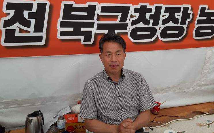 윤종오 전 울산 북구청장이 중소상인 보호를 위한 소신행정에서 비롯된 코스트코 구상금 면제를 촉구하며 북구청사 앞에 천막을 치고 12일로 열흘째 농성을 하고 있다.