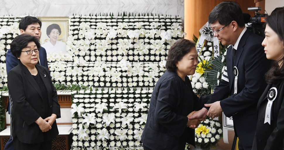 인재근 의원이 12일 서울 서대문구 신촌세브란스병원 장례식장에 마련된 고 이희호 김대중평화센터 이사장의 빈소를 찾아 조문하고 있다. 공동취재사진