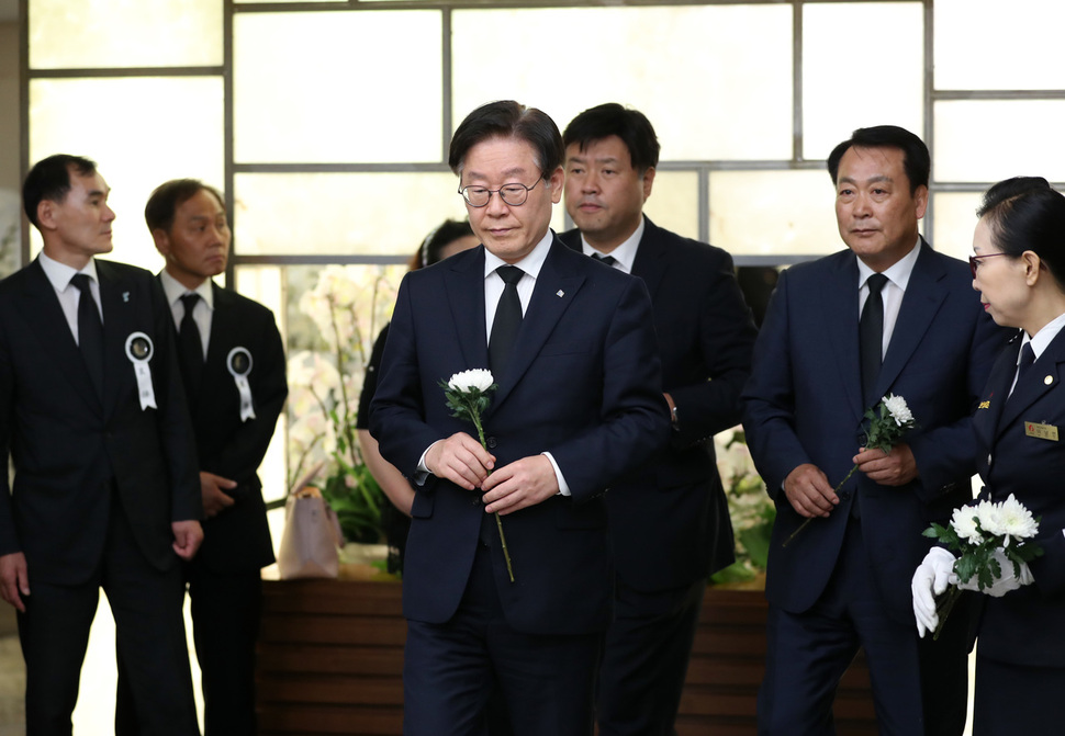 이재명 경기도지사가 12일 오후 서울 서대문구 신촌세브란스병원 장례식장에 마련된 고 이희호 김대중평화센터 이사장의 빈소를 찾아 조문하고 있다. 공동취재사진