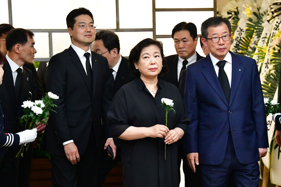 현정은 현대그룹 회장과 조문단이 12일 오후 고 이희호 김대중평화센터 이사장의 빈소가 마련된 서울 서대문구 신촌 세브란스병원 장례식장을 찾아 조문하고 있다. 공동취재사진
