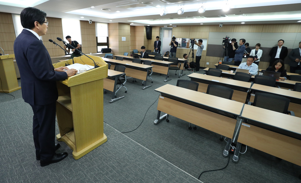 박상기 법무부 장관이 12일 오후 경기 과천 정부과천청사 법무부 브리핑실에서 검찰 과거사위원회 진상조사 활동과 조사결과, 성과와 한계 등에 대해 입장을 밝히고 있다. 법무부 출입기자들의 취재 거부로 대부분의 자리가 비어 있다. 과천/김정효 기자 hyopd@hani.co.kr