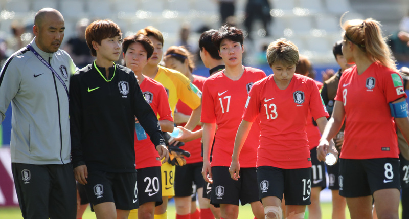 12일(현지시각) 프랑스 그르노블 스타드 데잘프에서 열린 2019 국제축구연맹(FIFA) 프랑스 여자 월드컵 조별리그 A조 2차전에서 나이지리아에 패배한 한국 선수들이 그라운드를 걸어 나가고 있다. 그르노블/연합뉴스