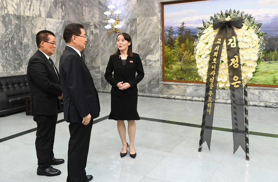 김정은 북한 국무위원장의 동생 김여정 노동당 제1부부장(오른쪽)이 12일 오후 판문점 북쪽 통일각에서 정의용 청와대 국가안보실장(가운데)과 박지원 김대중평화센터 부이사장에게 김 위원장이 보내는 조화를 전달하고 있다. 통일부 제공