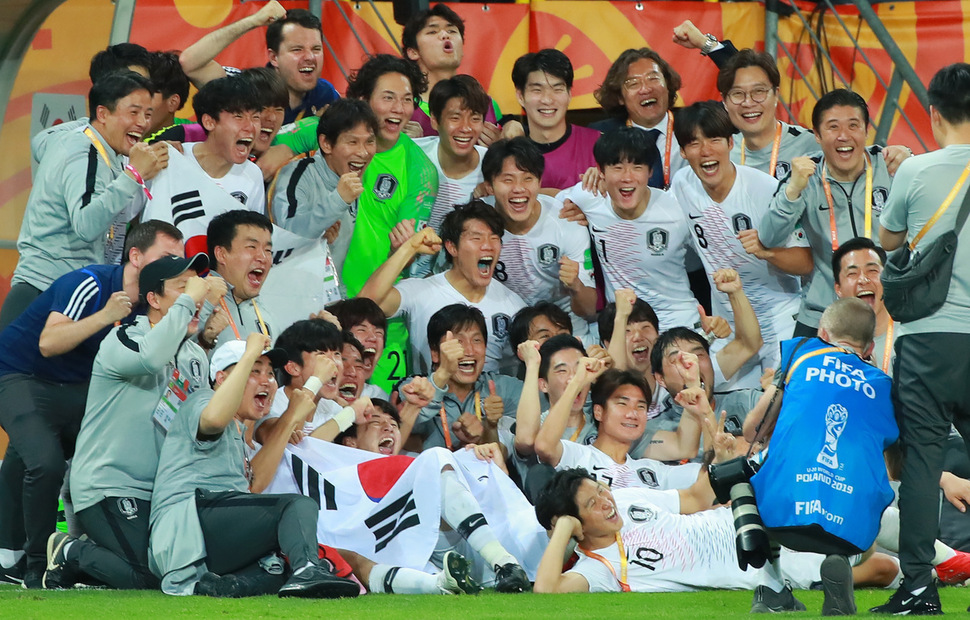 한국 축구대표팀이 12일 오전(한국시각) 폴란드 루블린 경기장에서 열린 2019 국제축구연맹(FIFA) 20살 이하(U-20) 월드컵 4강전에서 에콰도르를 1-0으로 꺾은 뒤 기념사진을 찍고 있다. 루블린/연합뉴스