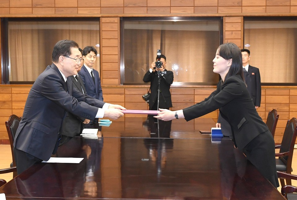 정의용 청와대 안보정책실장(왼쪽 앞쪽)이 12일 오후 판문점 북쪽 지역 통일각에서 김여정 조선노동당 중앙위 선전선동부 제1부부장(오른쪽 앞쪽)한테서 김정은 국무위원장이 “리희호 여사의 유가족들에게” 보내는 조의문을 전달받고 있다. 정의용 실장 뒤쪽에 윤건영 청와대 국정상황실장의 모습이 보인다. 사진 통일부 제공