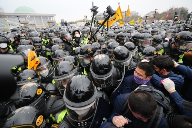 지난 3월27일 오후 서울 여의도 국회 앞에서 열린 ‘국제노동기구(ILO) 핵심협약 비준과 노동기본권 쟁취 민주노총 전국노동자대회’ 참석자들이 본대회를 마친 뒤 국회를 에워싸려다 경찰과 충돌하고 있다. 백소아 기자