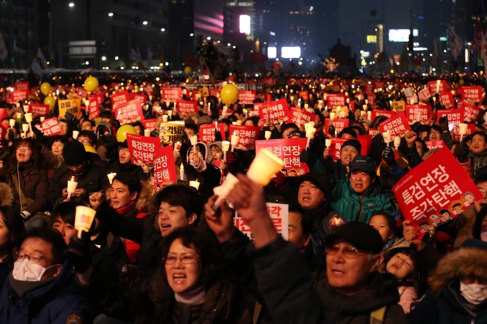 2017년 2월, 서울 광화문광장에서 촛불집회에 참가한 시민들이 박근혜 당시 대통령의 탄핵과 최순실 국정농단 수사의 연장을 촉구하고 있다. 이정우 선임기자 woo@hani.co.kr